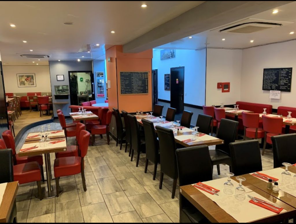 Intérieur d'un restaurant vide