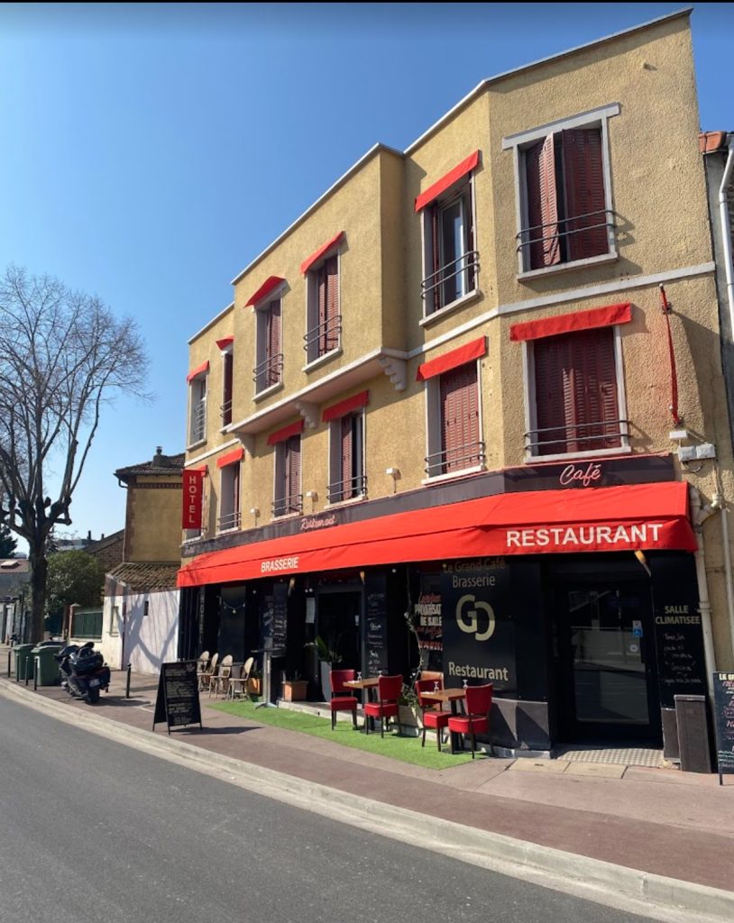 Restaurant dans une rue ensoleillée