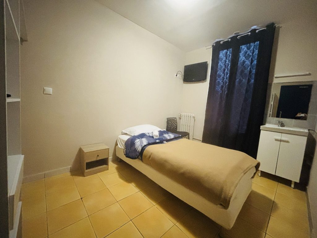 Chambre simple avec lit