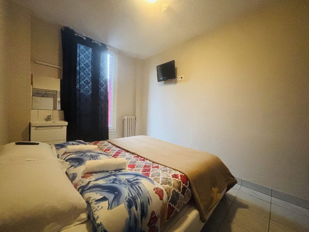 Chambre simple avec lit double