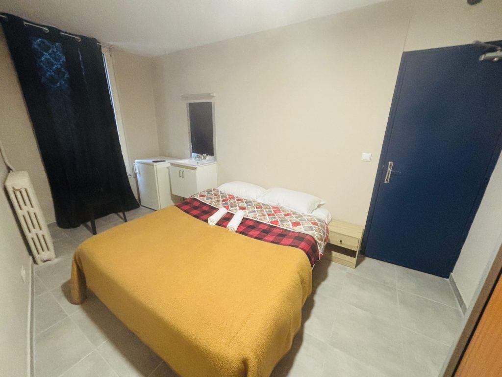 Chambre simple avec lit double