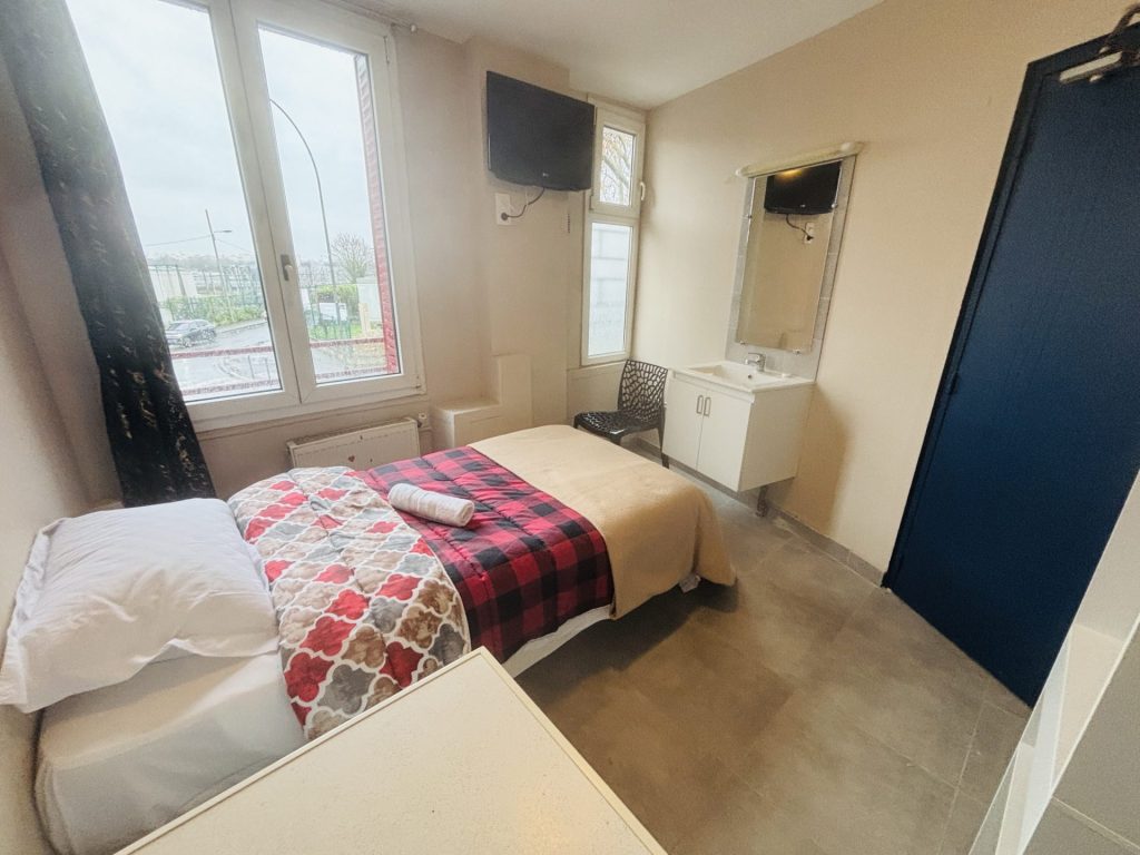 Chambre d'hôtel modeste et lumineuse