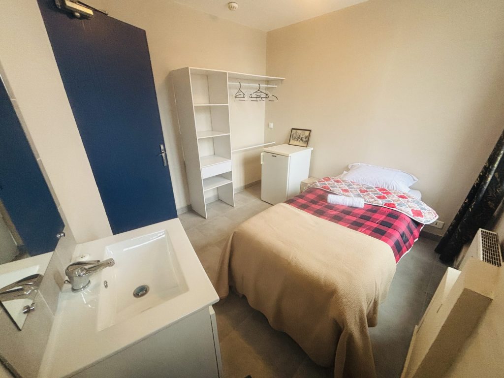 Chambre simple et rangements basiques