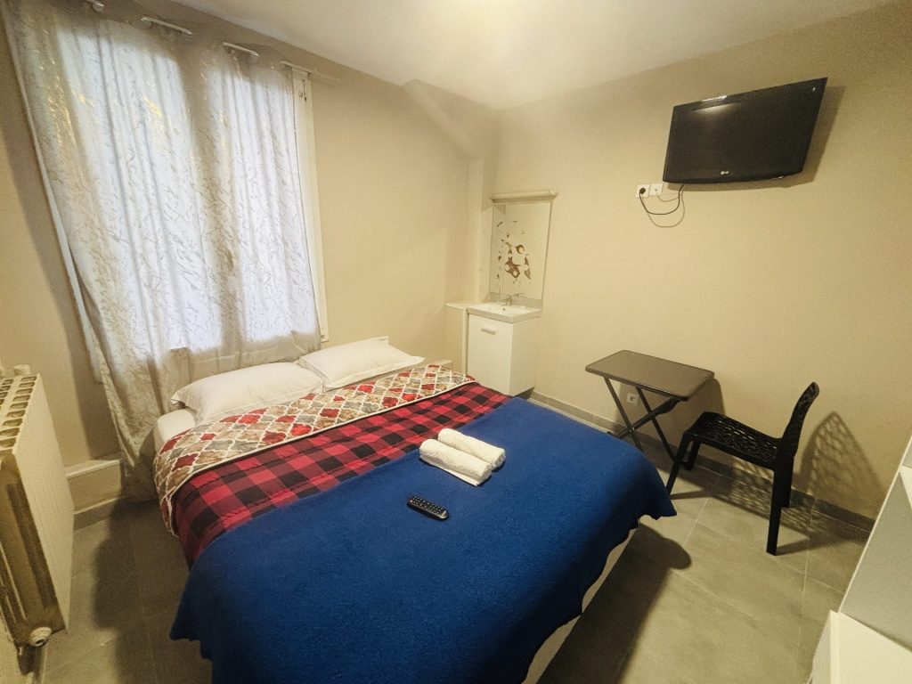 Chambre avec lit et télévision