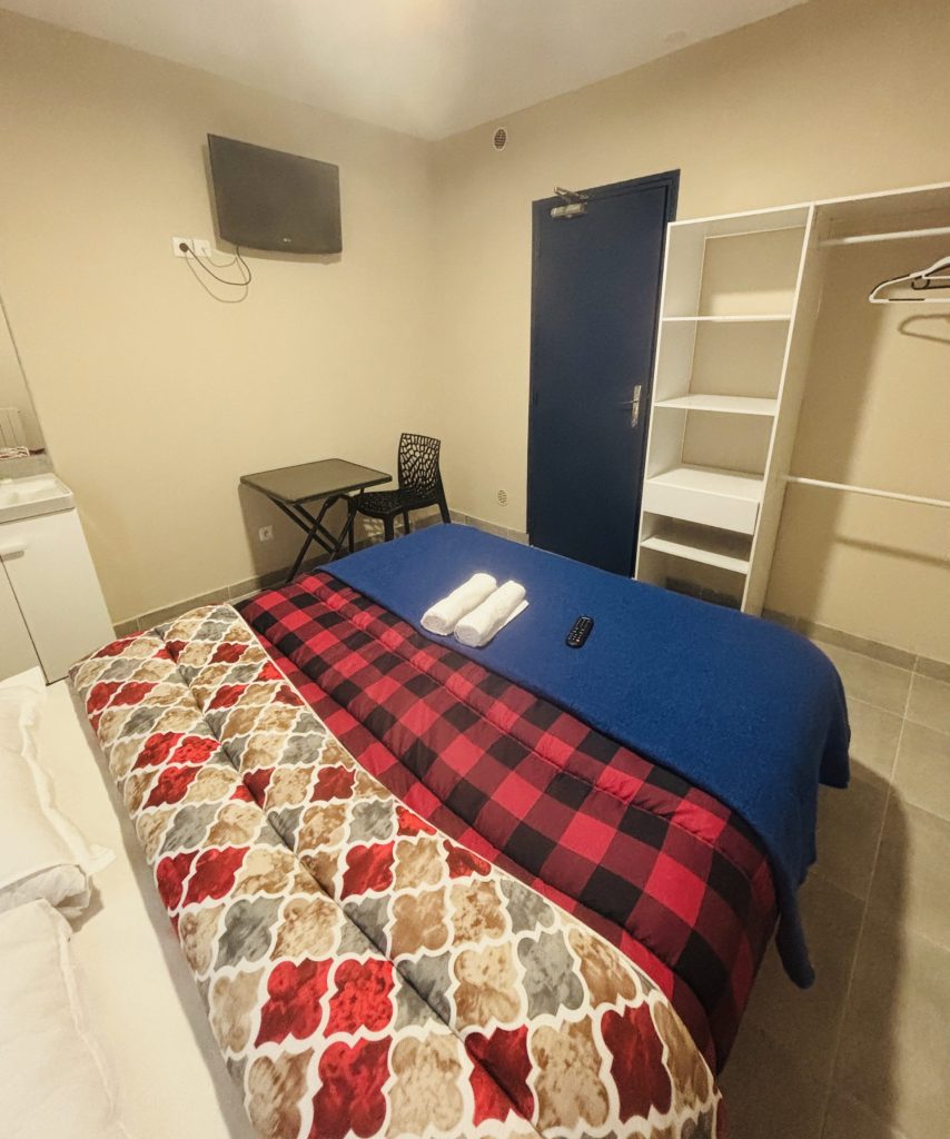 Chambre simple avec télévision