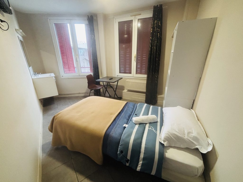 Chambre simple avec bureau
