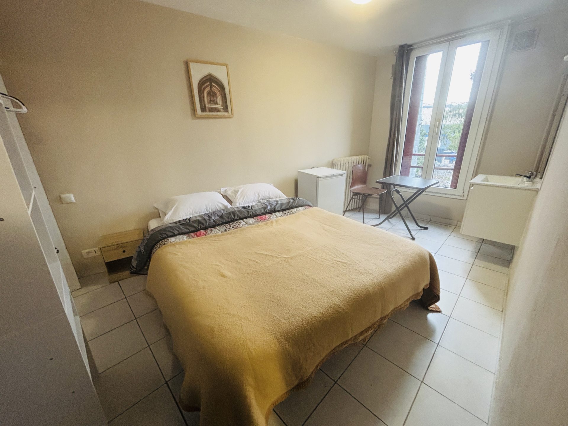 Chambre simple avec lit double