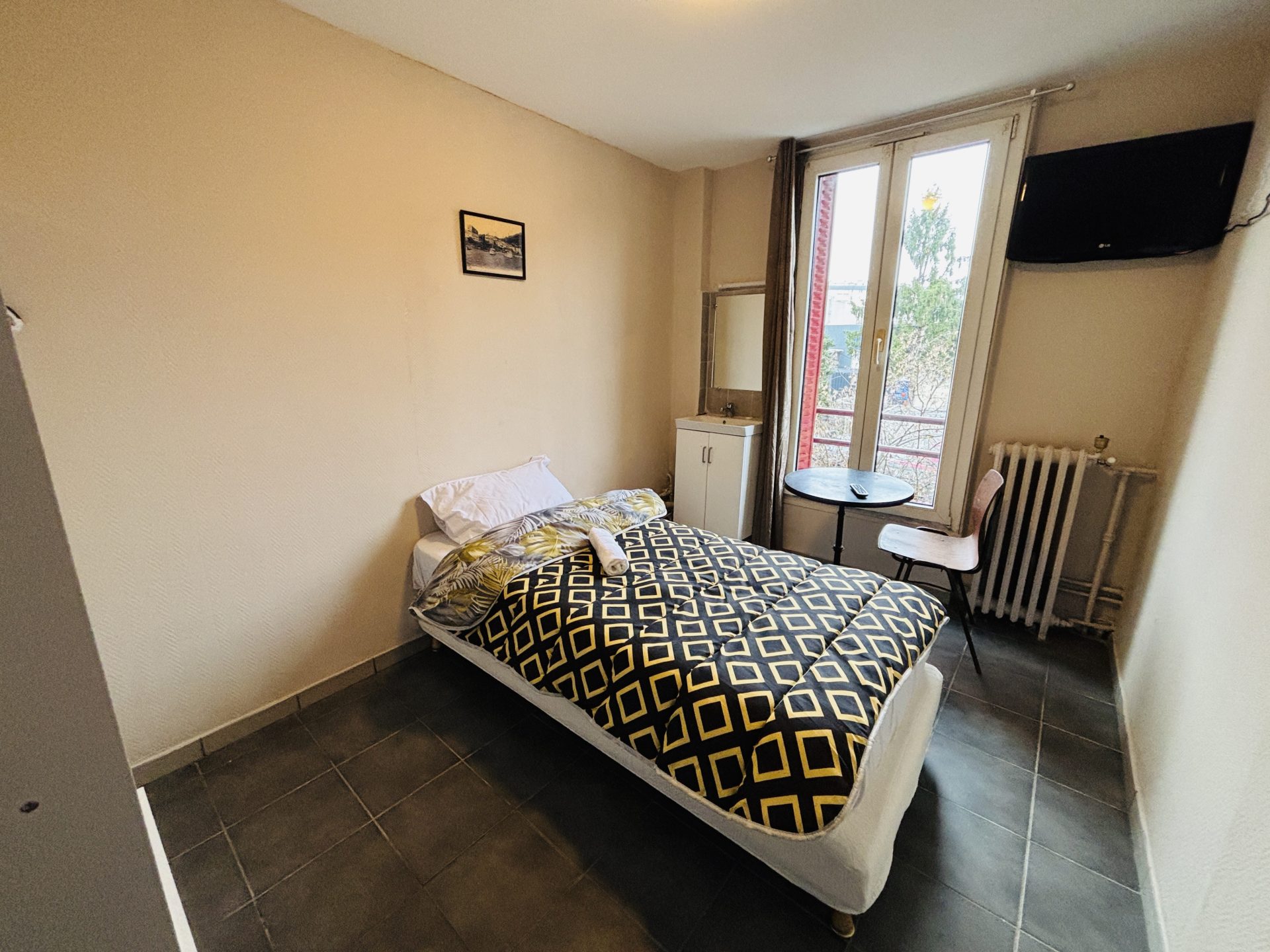 Chambre simple avec fenêtre ouverte