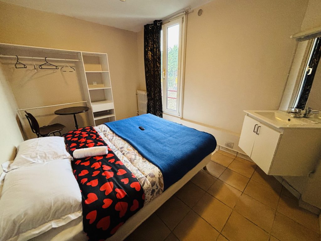 Chambre simple avec lit confortable