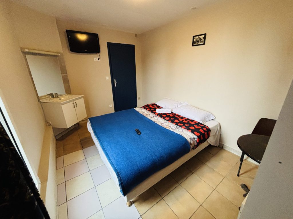 Chambre simple avec lit double