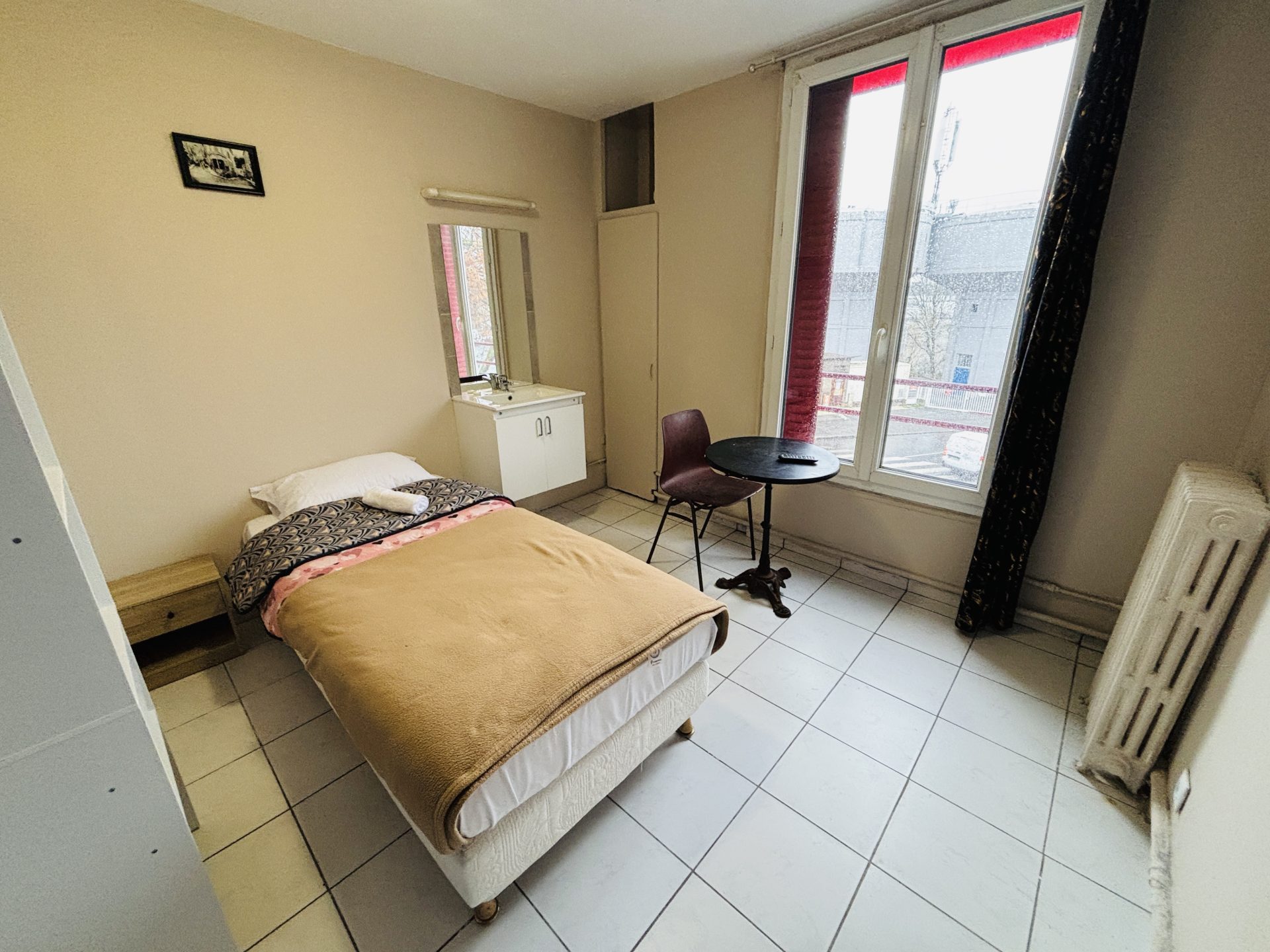 Chambre simple avec fenêtre