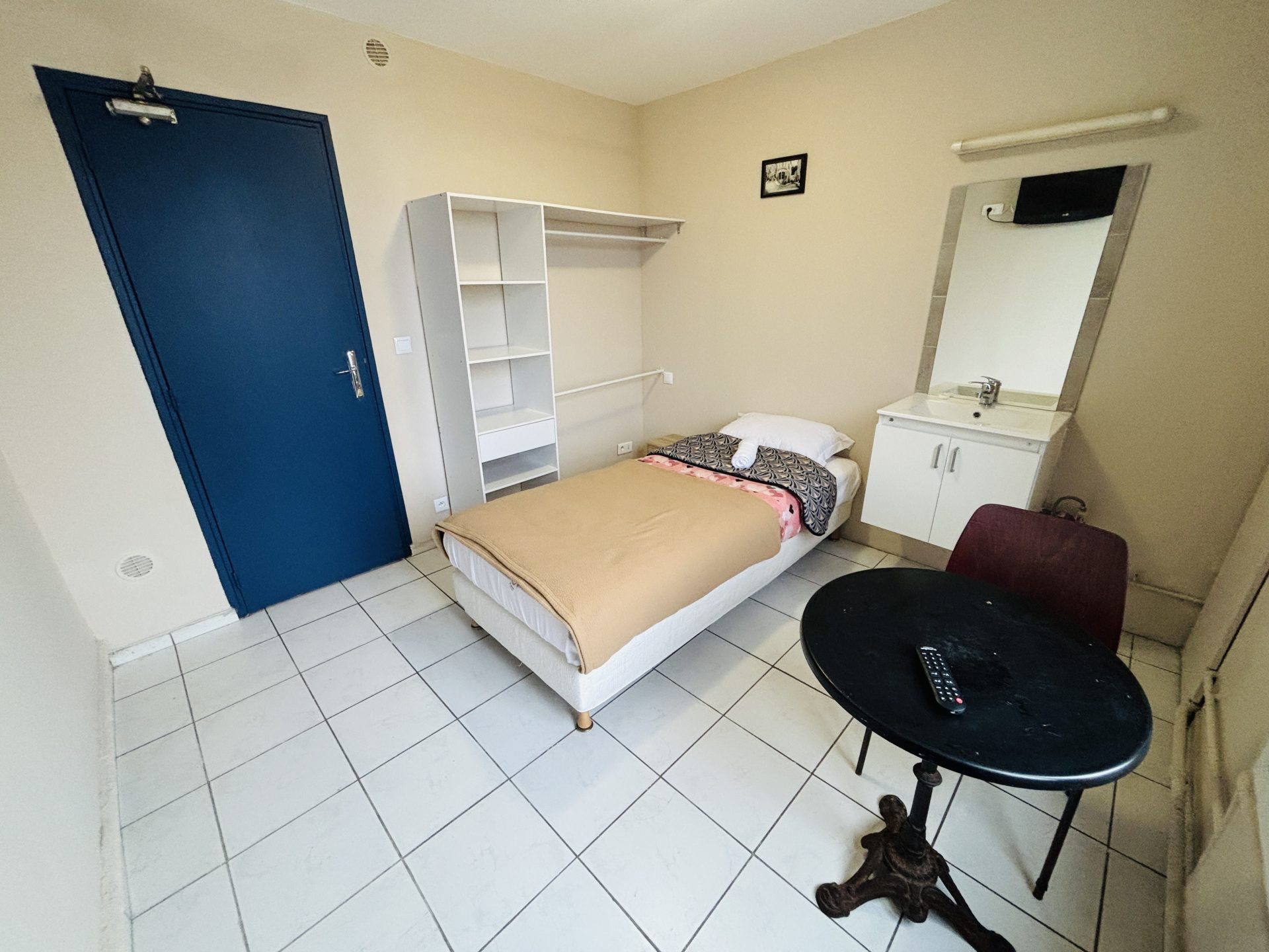 Chambre simple avec meubles basiques