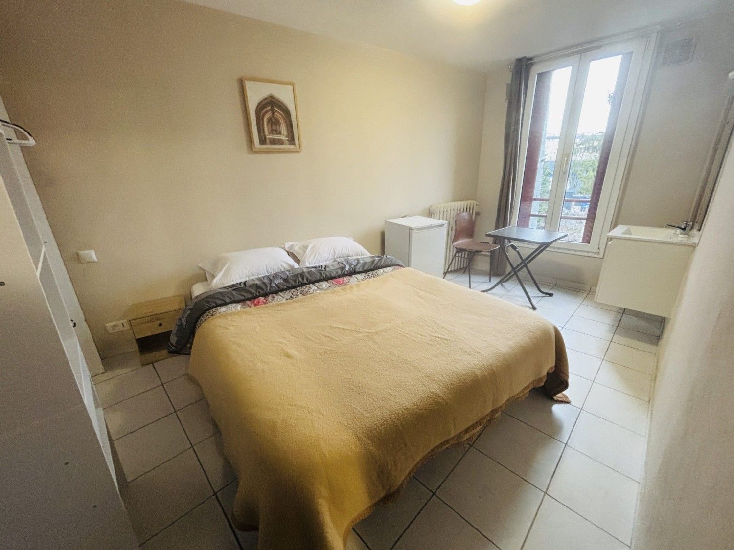 Chambre simple avec lit double