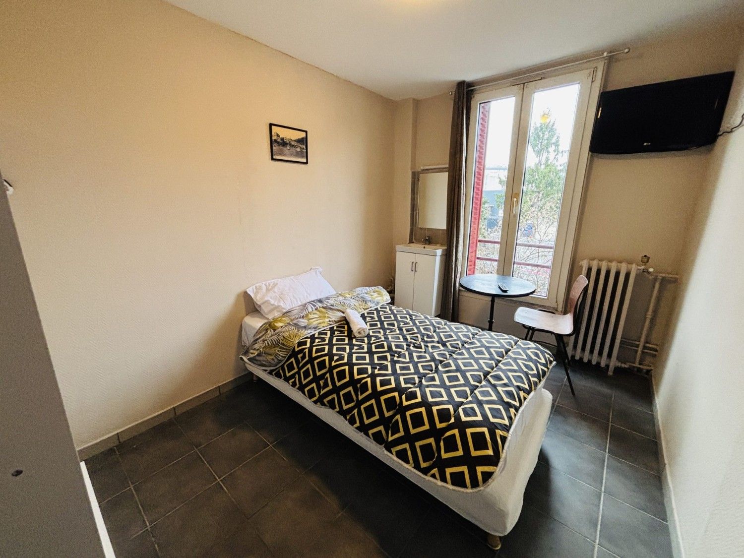 Chambre simple avec fenêtre ouverte