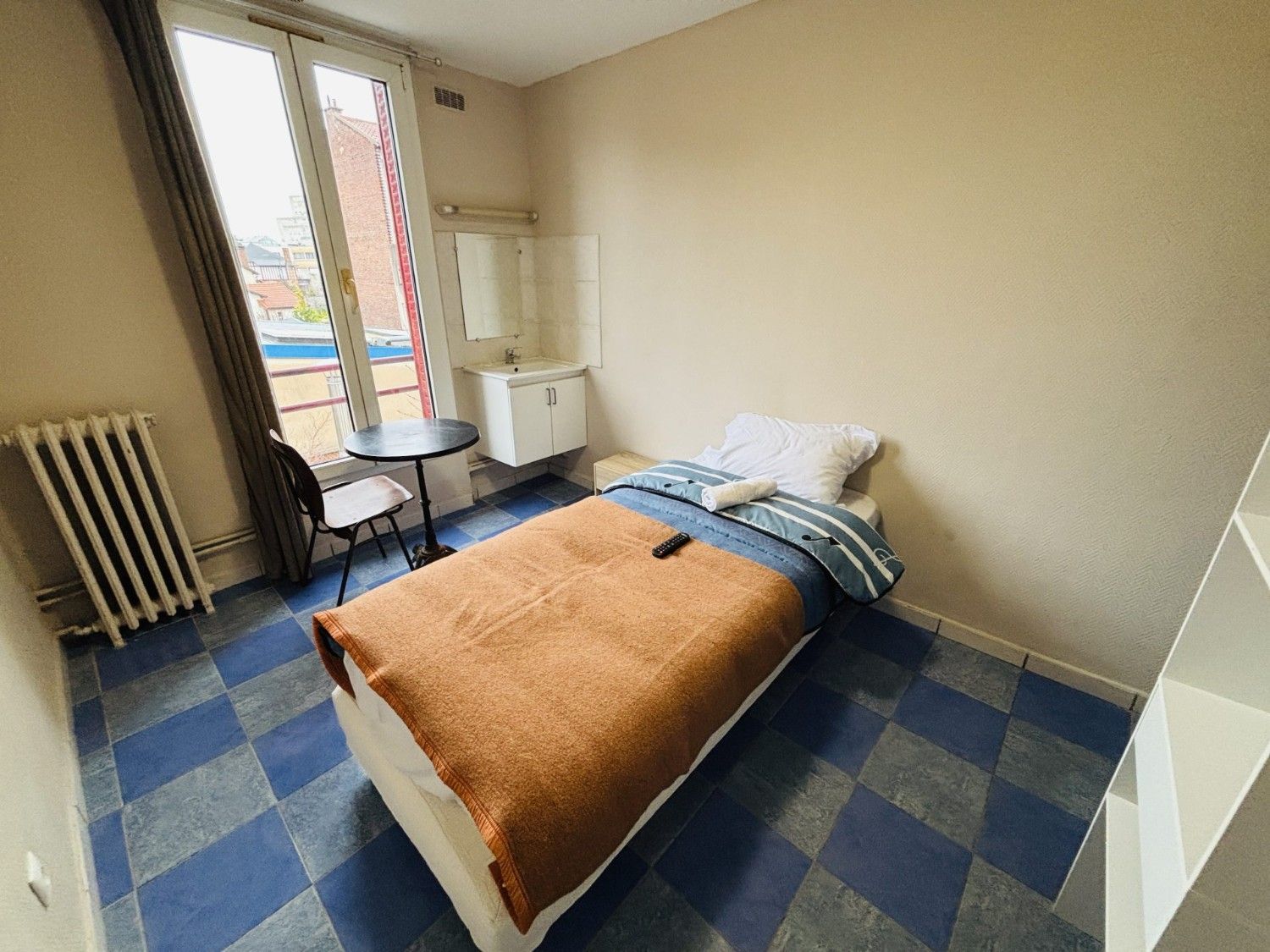 Chambre simple avec meuble bas