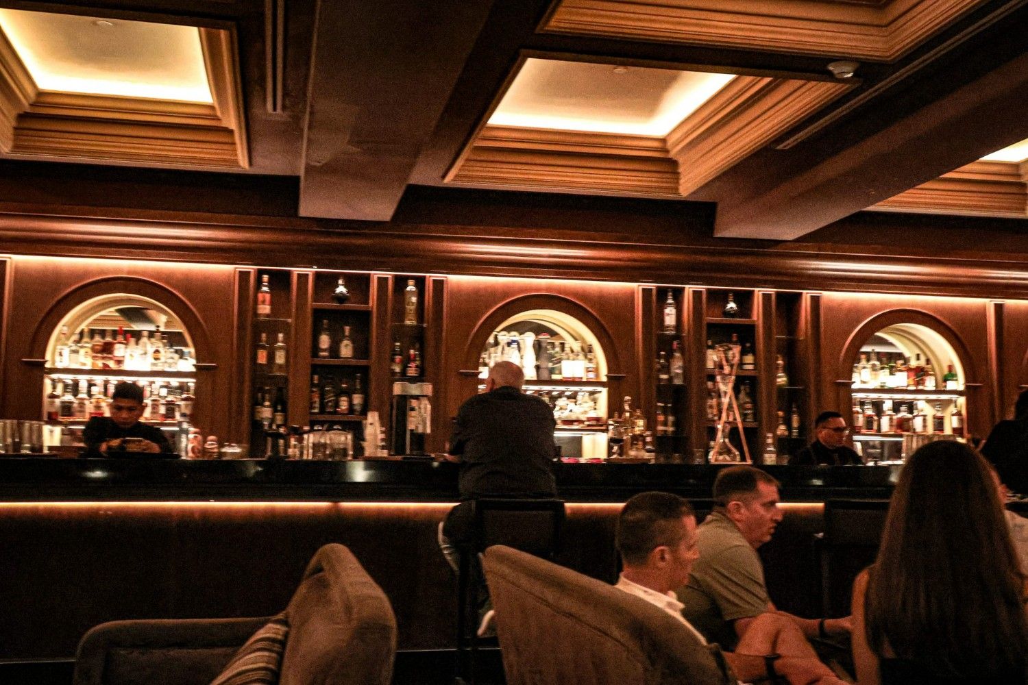 Un groupe de personnes assises à un bar